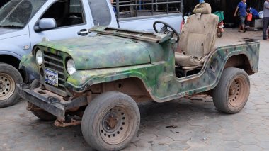 Kamboçya, Siem Reap 12/08/2018 eski çökme araba, otoparkta ordu Jeep