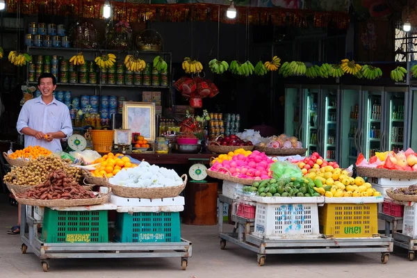 Camboya Siem Reap 2018 Vendedor Frutas Callejeras Sonriente Cestas Con —  Fotos de Stock