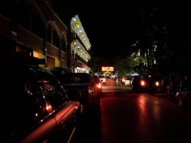 otomobilin arka ışıklarından gelen güzel kırmızı ışık yüzeyden yansır