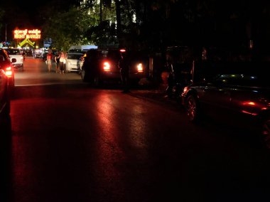 otomobilin arka ışıklarından gelen güzel kırmızı ışık yüzeyden yansır