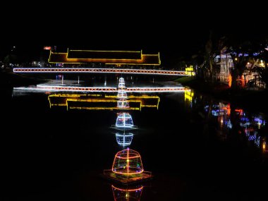 gece ışıkları ile aydınlatılmış nehir üzerinde köprü, aydınlatma