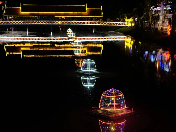 Pont Sur Rivière Éclairé Par Des Veilleuses Éclairage — Photo