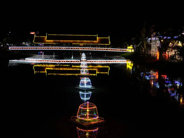 Brücke Über Den Fluss Beleuchtet Von Nächtlichen Lichtern Beleuchtung — Stockfoto