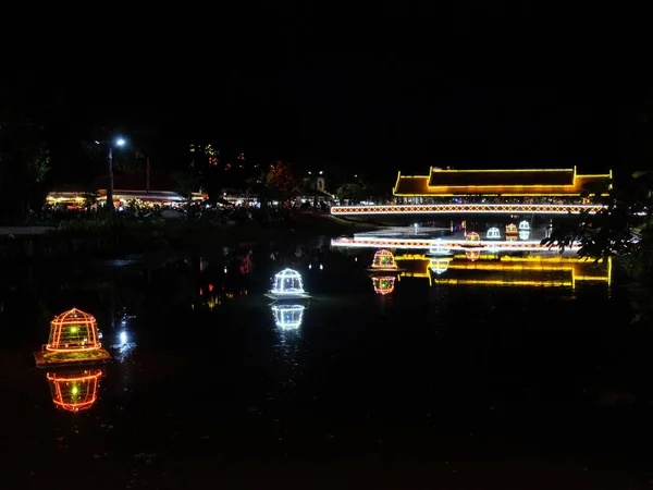 Gece Işıkları Ile Aydınlatılmış Nehir Üzerinde Köprü Aydınlatma — Stok fotoğraf