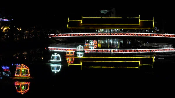 Pont Couvert Sur Une Petite Rivière Éclairage Nocturne Néons — Photo