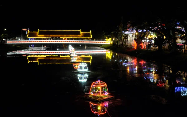 Przykryty Most Nad Małą Rzeką Oświetlenie Nocne Neonowe Światła — Zdjęcie stockowe