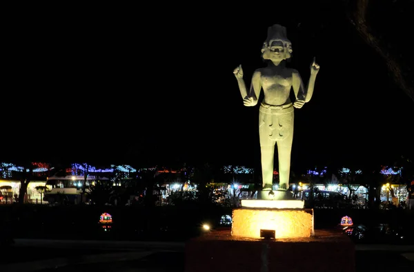 Статуя Індуїстського Божества Чотирма Руками Кілька Облич Нічне Освітлення Азіатській — стокове фото