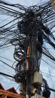 Kamboçya, Siem Reap 12/08/2018 elektrik hatlarında kaos, karışık şehir iletişimi, elektrik kaynağı sorunları