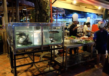 Siem Reap, Kamboçya, 09.09.2018 sokak mutfak restoranı, aşçılar dışında yemek hazırlamak