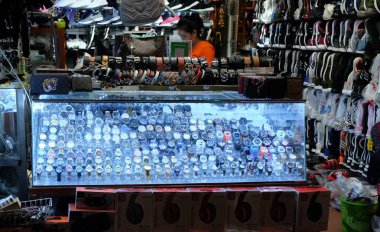 Siem Reap, Kamboçya, 09.09.2018 pazar tezgahında çok sayıda saat, Asya çarşısı