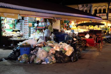 Siem Reap, Kamboçya, 09.09.2018 bir şehir caddesinde büyük çöp yığını, gece pazarı