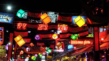 Siem Reap, Kamboçya, 11.09.2018 parlak bayraklar ve çelenkturist sokak, Kamboçya bayrakları, dekoratif aydınlatma, pub sokak ile dekore