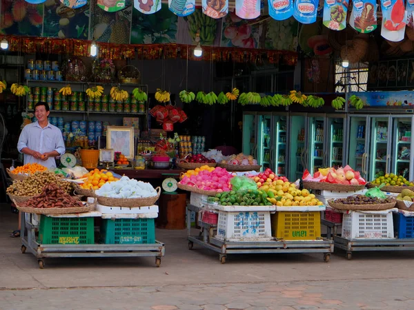 Cambodia Siem Reap 2018 Smiling Street Fruit Seller Baskets Tropical — Stock Photo, Image