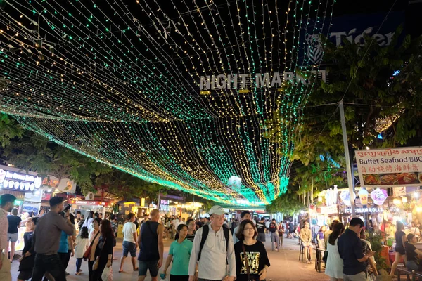 柬埔寨 2018年12月9 18日 人们沿着一条被灯光照亮的旅游街行走 — 图库照片