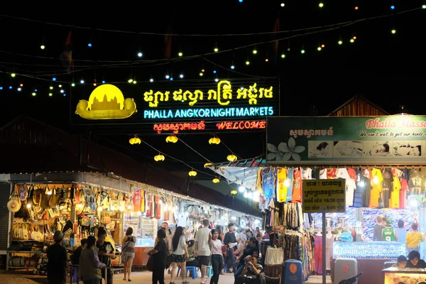 Siem Reap Kamboçya 2018 Turistler Gece Pazarı Sokak Ticareti Ile — Stok fotoğraf