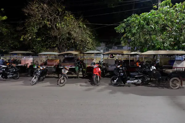 Siem Reap Camboya Diciembre 2018 Rickshaws Aparcados Una Calle Ciudad —  Fotos de Stock