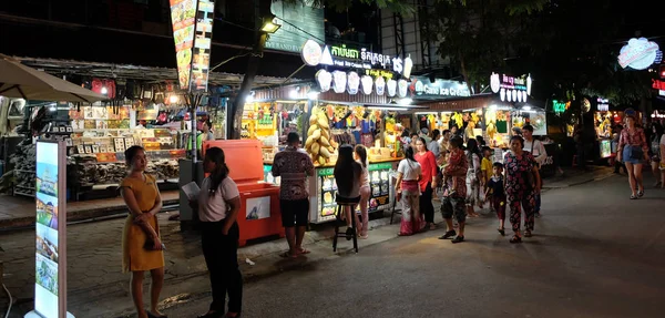 Siem Reap Kamboçya 2018 Insanlar Gece Pazarı Meyve Tezgahları Ile — Stok fotoğraf