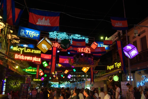 シェムリアップ カンボジア 2018年12月11日 旗や花輪の観光街 カンボジアの旗 装飾照明 パブストリートで明るく飾られています — ストック写真