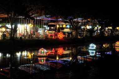 Siem Reap, Kamboçya, 11.01.2018 sokak Lambaları nehrin sularına yansıdı, gece manzarası