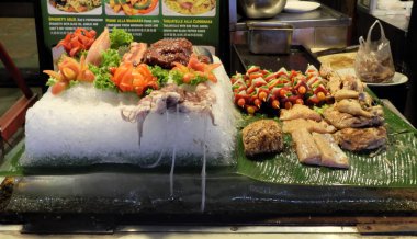 Siem Reap, Kamboçya, 11.01.2018 üzerinde sebze, et, balık ve ahtapotların yattığı büyük bir buz tabağı, sokak gıdası