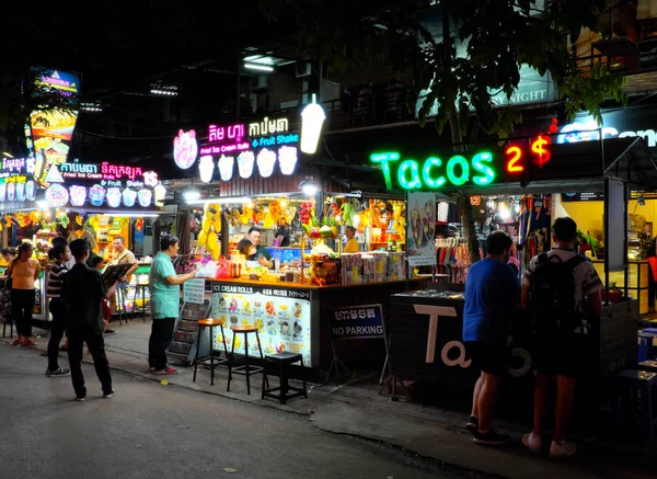 Siem Reap Kambodzsa December 2018 Kioszkok Értékesítési Fagylaltot Gyümölcskoktélok Fényreklámok — Stock Fotó