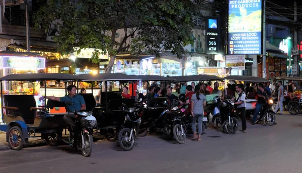 Siem Reap Camboya Diciembre 2018 Rickshaws Aparcados Largo Carretera Taxi —  Fotos de Stock
