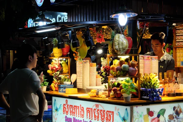 Siem Reap Kamboçya 2018 Bir Meyve Standı Bir Adam Malını — Stok fotoğraf