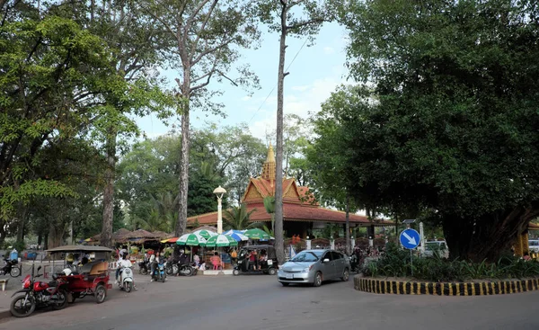 Siem Reap Camboja Dezembro 2018 Cruzamento Movimentado Perto Pequeno Santuário — Fotografia de Stock