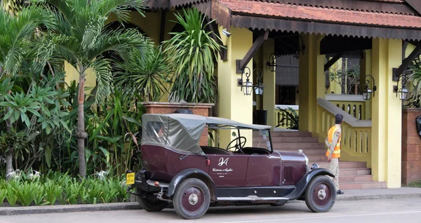 Siem Reap Kamboja Desember 2018 Mobil Vintage Dengan Atap Kanvas — Stok Foto