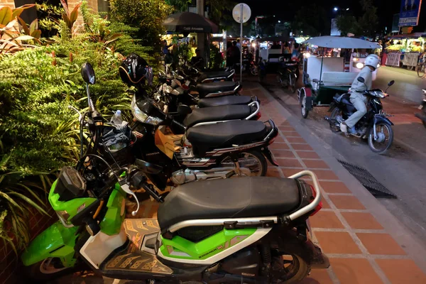 Siem Reap Camboya Diciembre 2018 Motos Estacionadas Acera Durante Noche —  Fotos de Stock