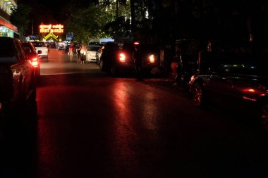 otomobilin arka ışıklarından gelen güzel kırmızı ışık yüzeyden yansır