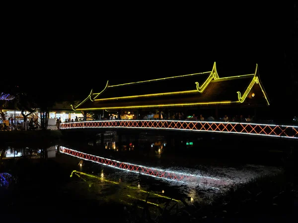 Puente Sobre Río Iluminado Por Luces Nocturnas Iluminación —  Fotos de Stock
