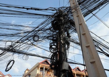 Çok sayıda karışık kabloya sahip bir güç hattı. Güç hattı. Kaos ve kentsel elektrik ağının çöküşü.