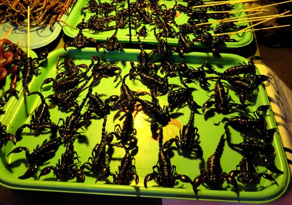 Bandejas Verdes Com Escorpiões Fritos Comida Exótica — Fotografia de Stock