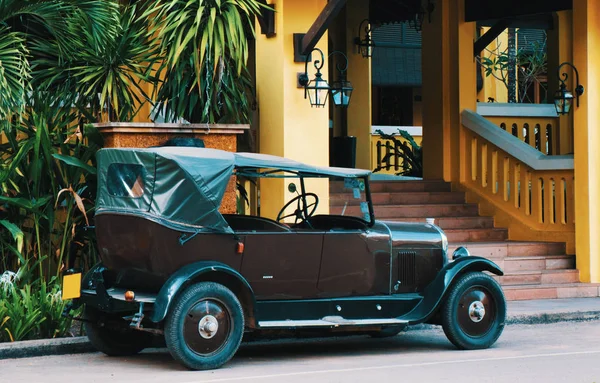 Carro Vintage Com Telhado Lona Estacionado Perto Casa Limusine Retro — Fotografia de Stock