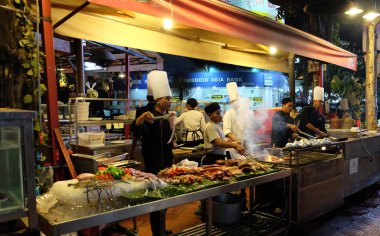 Siem Reap, Kamboçya, 09.09.2018 sokak mutfak restoranı, aşçılar dışında yemek hazırlamak