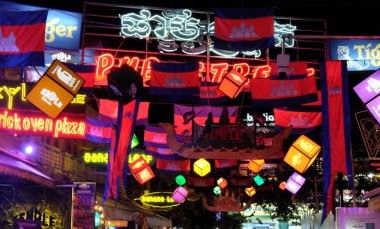 Siem Reap, Kamboçya, 11.09.2018 parlak bayraklar ve çelenkturist sokak, Kamboçya bayrakları, dekoratif aydınlatma, pub sokak ile dekore