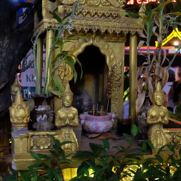 シェムリアップ カンボジア 12月 2018 アジアの都市の通りに小さなヒンドゥー教の聖域 夜の時間 — ストック写真