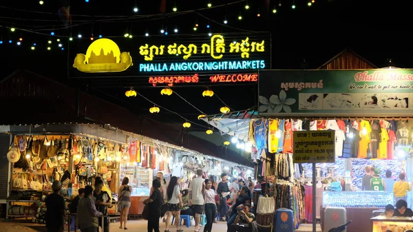 シェムリアップ カンボジア 12月 2018 観光客は 夜市を散歩 ストリートトレーディング — ストック写真
