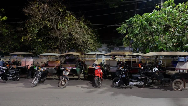 Siem Reap Camboya Diciembre 2018 Rickshaws Aparcados Una Calle Ciudad —  Fotos de Stock