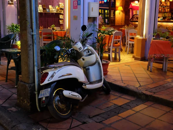 Siem Reap Camboja Dezembro 2018 Elegante Scooter Branco Estacionado Perto — Fotografia de Stock