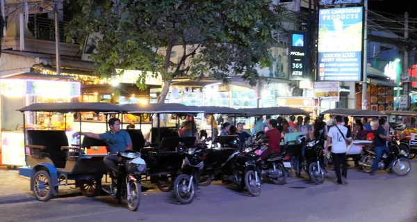 Siem Reap Kambodja December 2018 Rickshaws Parkerade Längs Vägen Asian — Stockfoto