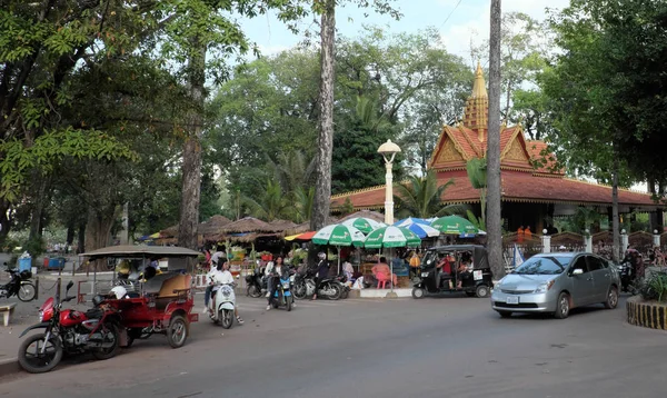2018年12月12日 柬埔寨暹粒 一个繁忙的十字路口 靠近一个小佛教圣地 亚洲城市景观 街道交通 — 图库照片