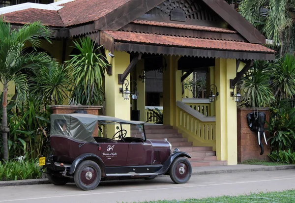 Siem Reap Camboja 2018 Carro Vintage Com Telhado Lona Estacionado — Fotografia de Stock