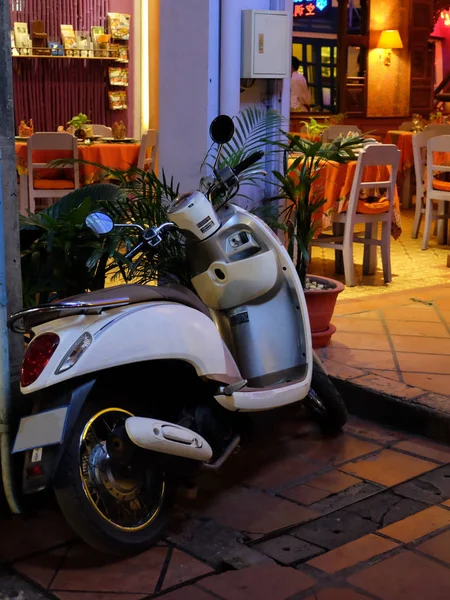 Elegante Scooter Branco Estacionado Perto Café Noite — Fotografia de Stock