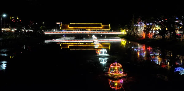 Küçük Bir Nehir Üzerinde Kapalı Köprü Gece Aydınlatma Neon Işıkları — Stok fotoğraf