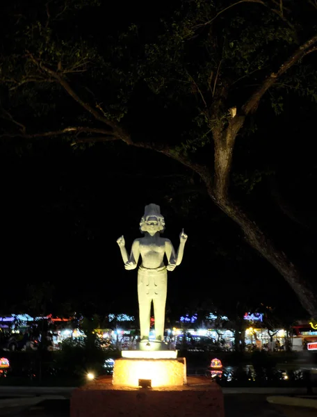 Статуя Індуїстського Божества Чотирма Руками Кілька Облич Нічне Освітлення Азіатській — стокове фото