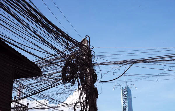 Uma Coluna Linhas Energia Com Grande Número Fios Emaranhados Linha — Fotografia de Stock