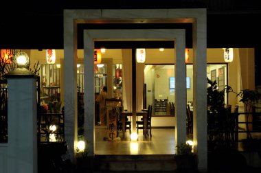 Siem Reap, Kamboçya, 13 Aralık 2018 Bir Asya restoranına giriş. Restoranın iç.