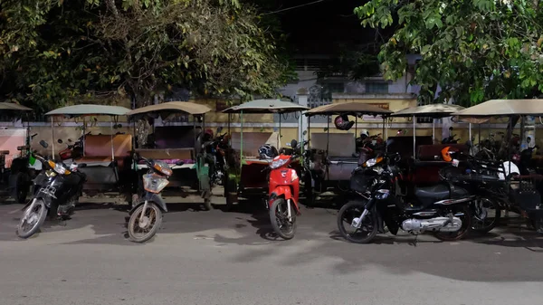 Siem Reap Camboya Diciembre 2018 Rickshaws Aparcados Una Calle Ciudad —  Fotos de Stock